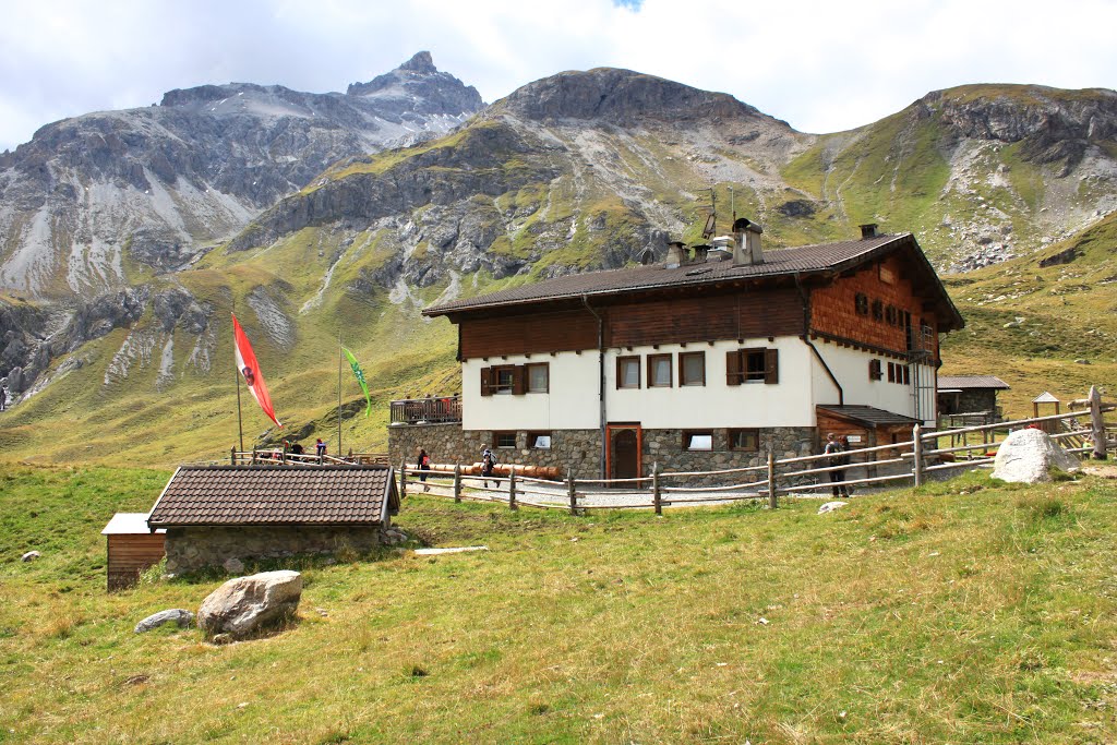 Gasthaus Sesvennahütte by Uwe Häntsch