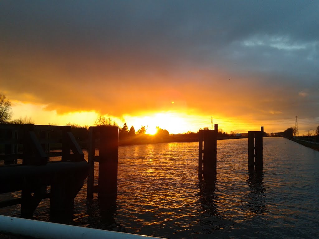 Zonsondergang bij brug Appingedam over Eemskanaal by Robertbnsc