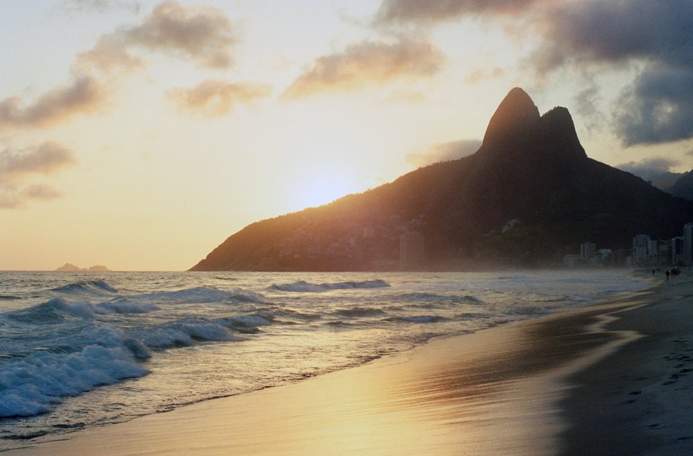 Pôr-do-sol na praia de ipanema by Flavio Borges