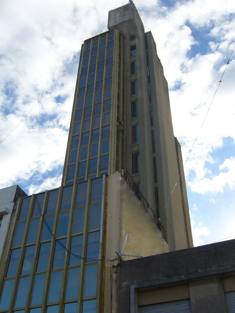 Edificio de Oficinas Santa Fe by nanditoako