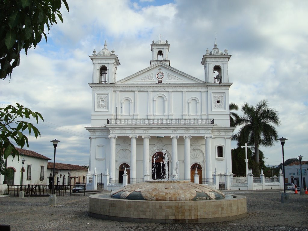 Iglesia de Santa Lucia, Suchitoto, El Salvador. by Adolfo Perales Huerta