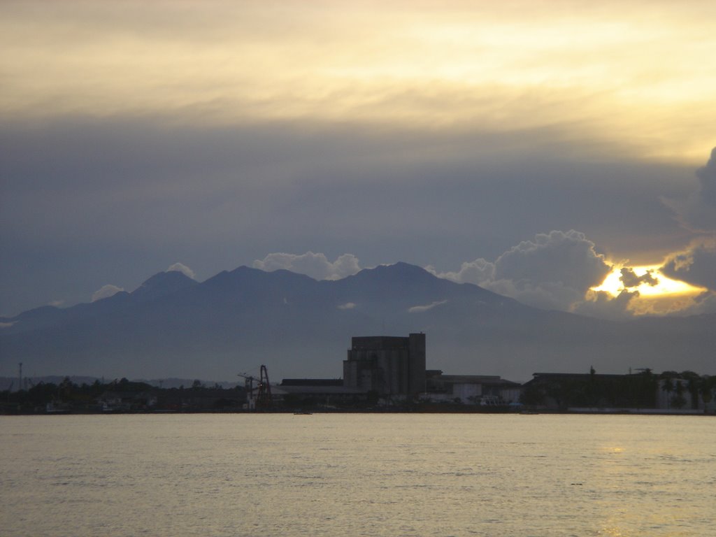 Sunset in Davao City as seen beside the tallest peak in the Philippines, the Mount Apo by alvindomingcil