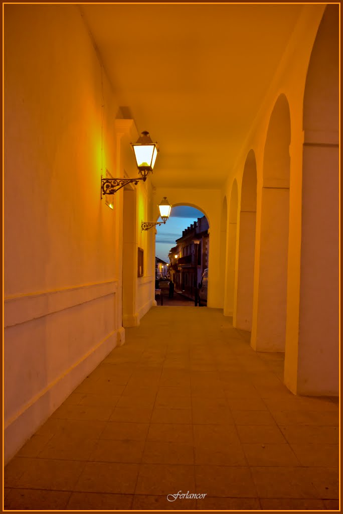 Calle Principal de la Victoria a través del claustro de la iglesia(f) Dedicada a **Niteroi**. by Ferlancor Pano Yes