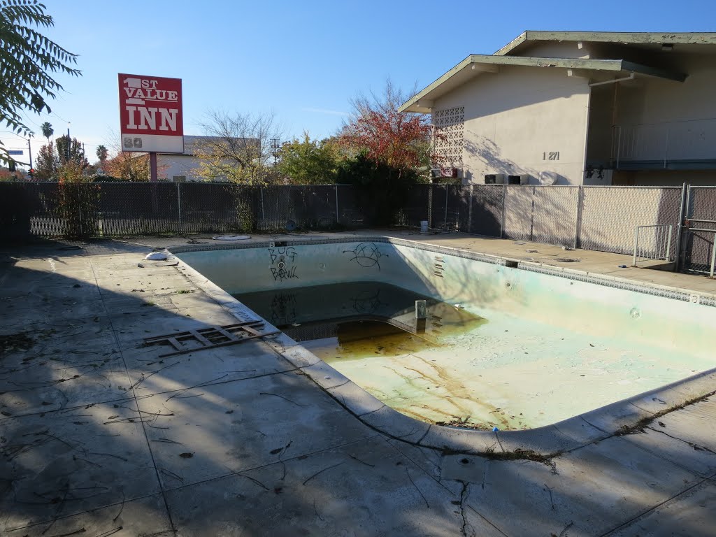 Empty swimming pool at 1st Value Inn. by VasMan