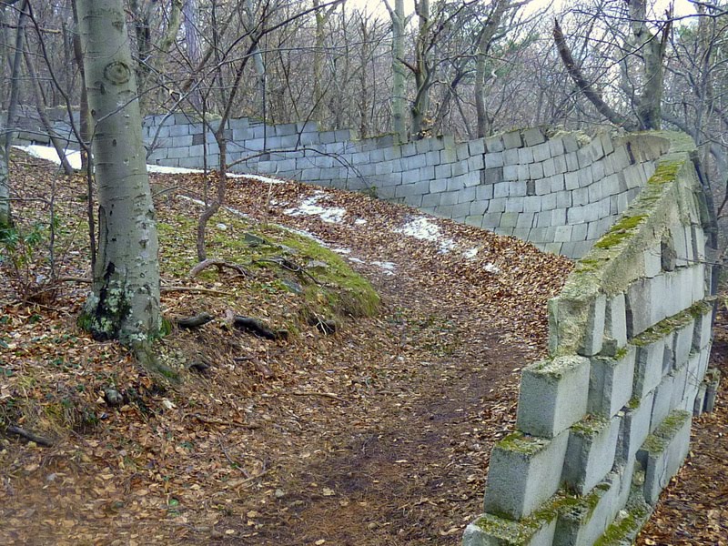 Auch im Blick zurück sieht die Mauer intakt aus. by fuzzy_von_steyr