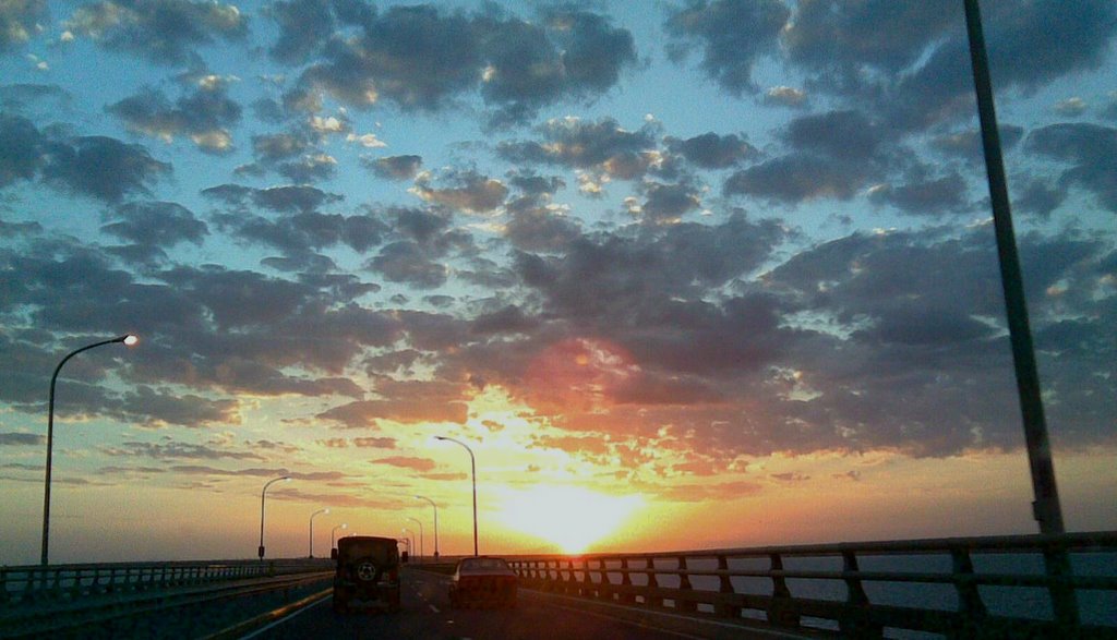 Amanecer desde el puente by Heber Villalobos