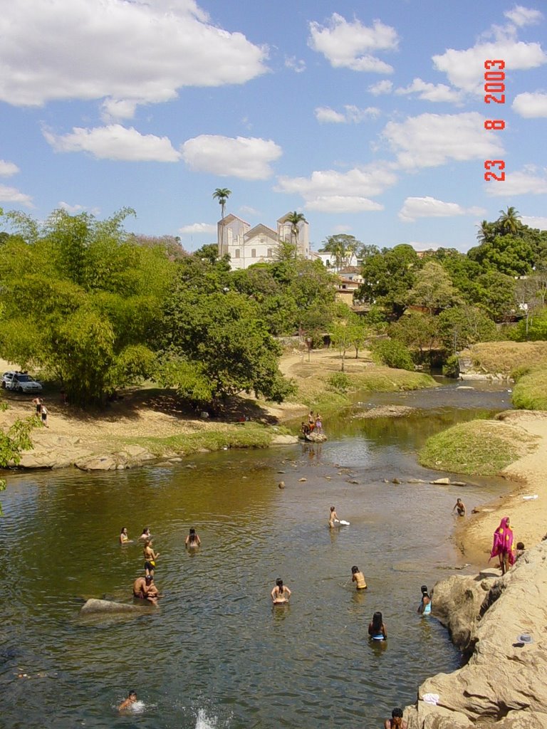 Rio das Almas com Igreja do Rosário (em reconstrução) ao fundo by J Faillace