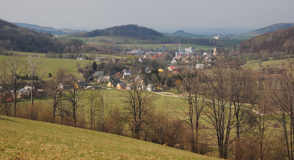 Vápenná - pohled na obec, v pozadí kostel ve Skorošicích by Libor.Maly