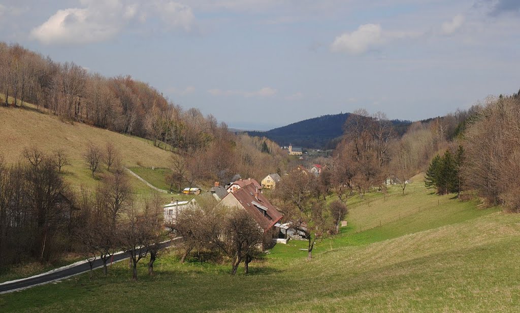 Vápenná - místní část Polka, v pozadí kostel sv. Filipa a Boží hora nad Žulovou by Libor.Maly