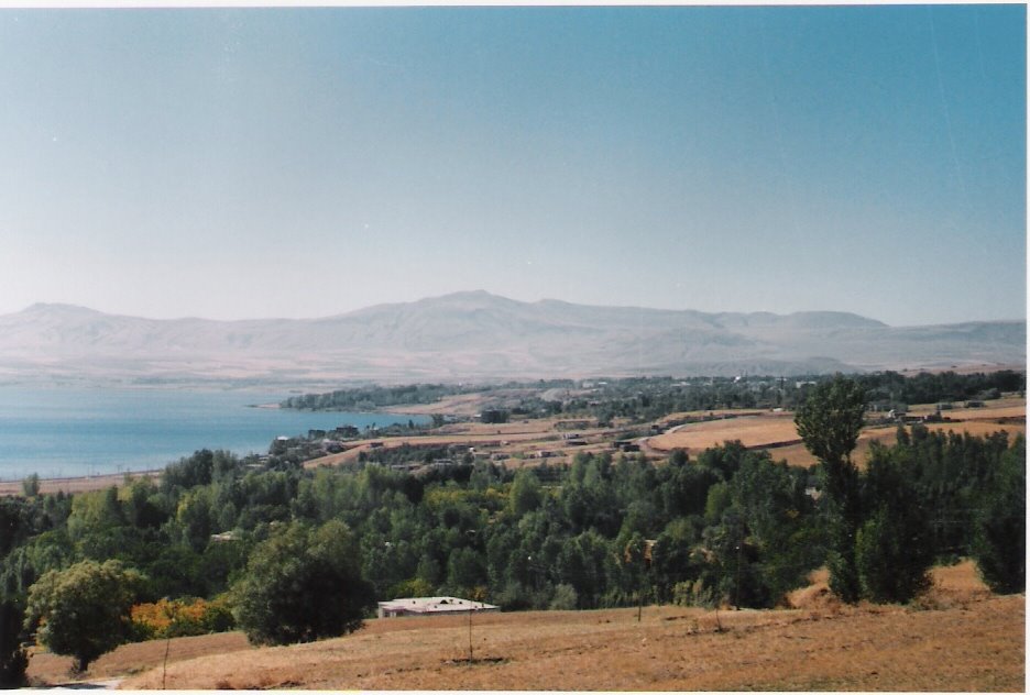 Abdurrahman Türbesinden Ahlat by UĞUR EKİN