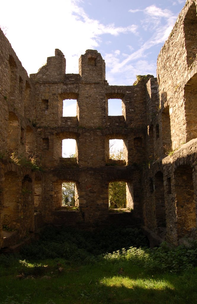 Hohentwiel, Ruine im Vorhof by ToniKuehn