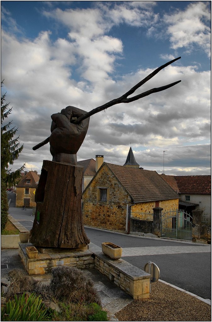 SAINT-MARTIAL-DE-NABIRAT [24] - Bras armé de Jacquou le Croquant, sculpture de Mic Bertincourt. (février 2008) by Michel Chanaud (Sarlat)