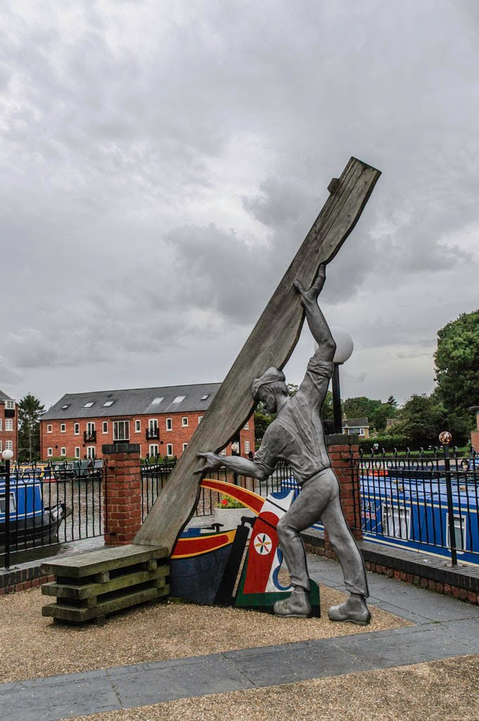 A rather awkward sculpture of a working boatman by hilofoz