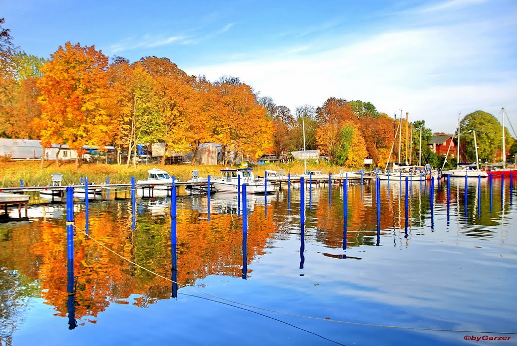 Spiegelung der Herbst Landschaft by Garzer