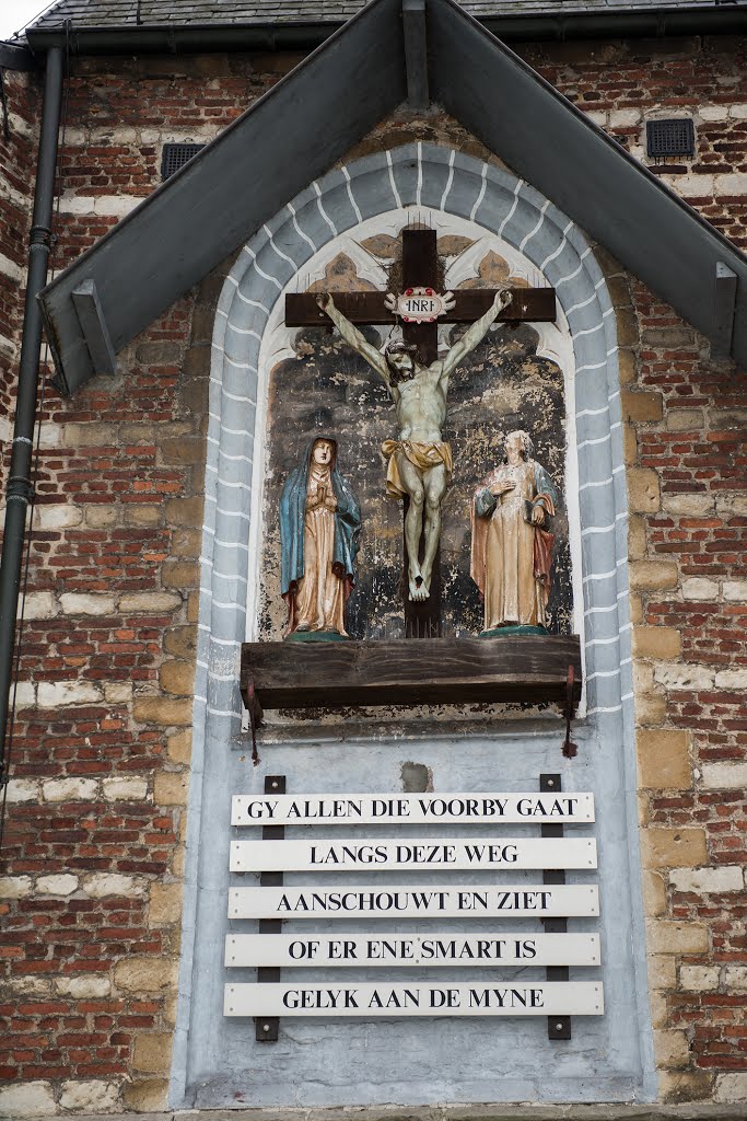 Kruisbeeld tegen kerk van Millegem Ranst (Detail) by Henri Van Ham