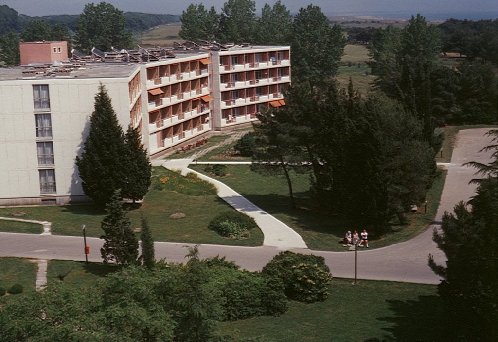 Ulcinj-Hoteldach 1987 by Georg Engelmann