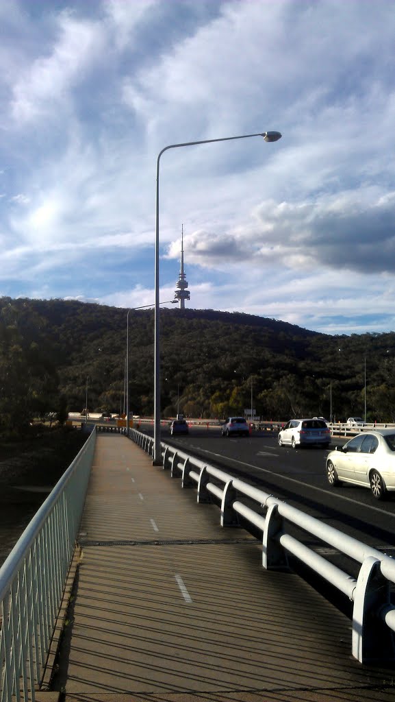 Bike Path along Parkes Way by 亚布の微笑