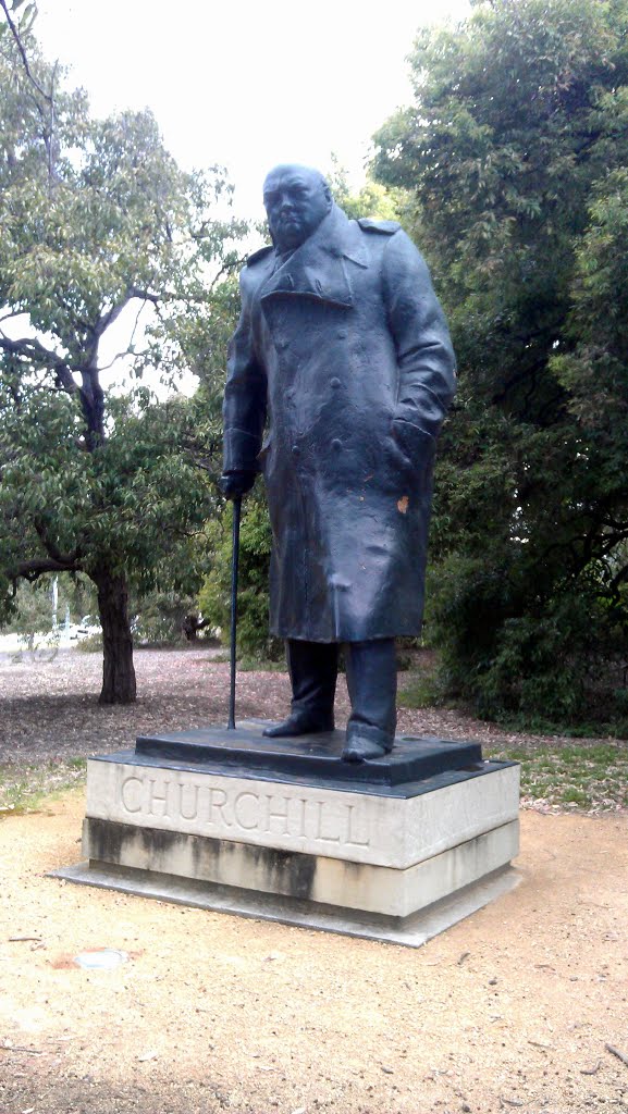 Churchill's Statue by 亚布の微笑