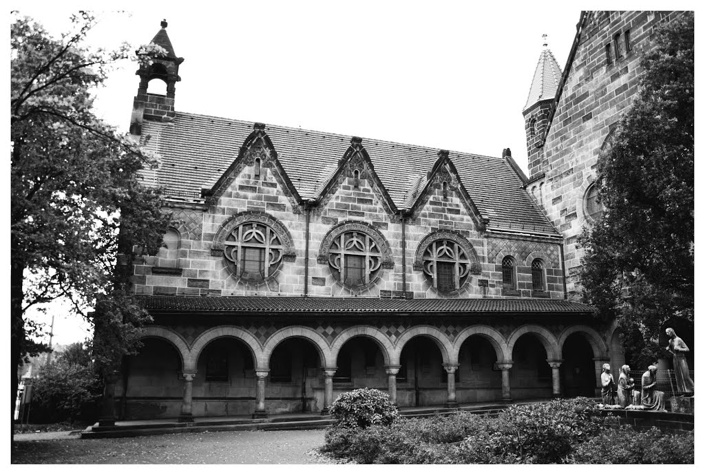 Versöhnungskirche Dresden-Striesen, Innenhof by Michael Schmieder