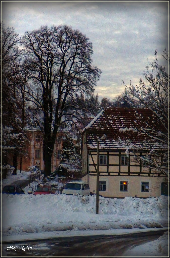 Blick zur alten Schule und Schloss.... by Gruetzimami