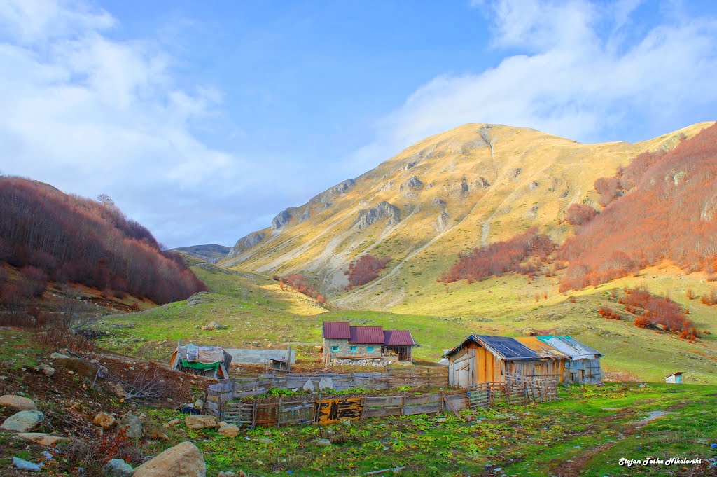 Лабунишко Бачило, планина Јабланица... Labunishko Sheepfold, Jablanica Мountain by Стојан Тоше Николовски