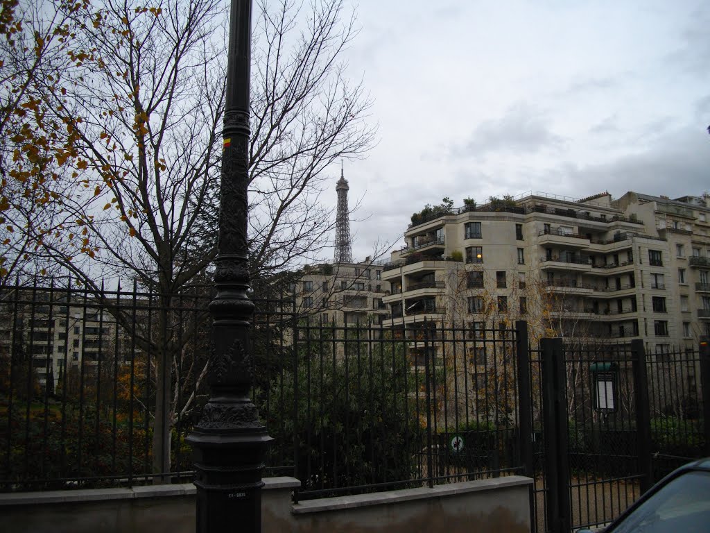 Parc de Passy depuis la Rue d'Ankara à Paris 16e by Claudius B.