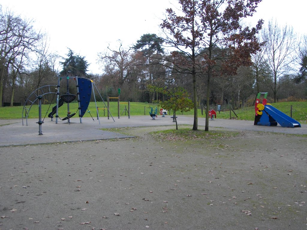 Aire de jeux dans le bois de Boulogne by Claudius B.