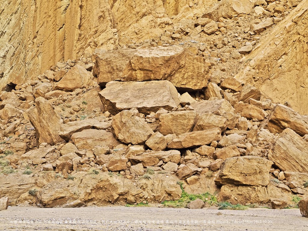 南疆 維吾爾自治區 阿克蘇地區 庫車縣 天山神秘克孜利亞大峽谷 谷外山體陡峭 險峻 奇峰 異石 千姿百態景觀一隅 崩塌 by Edward Mon