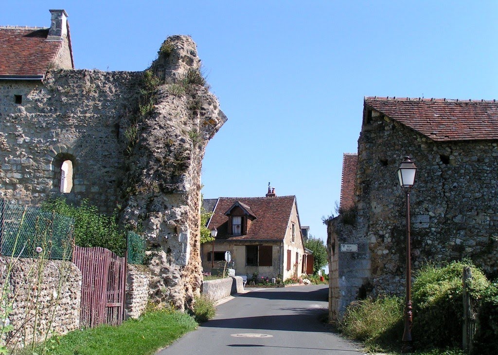 Troo : Ruines de la Porte de Souge ( vue de l'extérieur des Remparts ) . by Bernard817