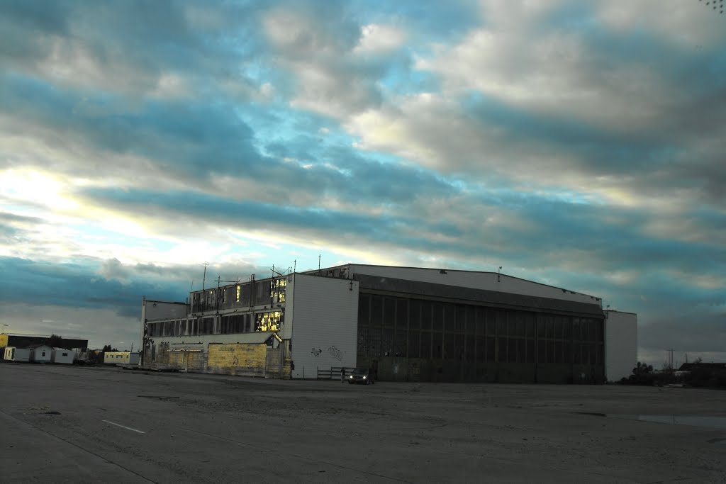 Abandoned hangar, Aug. 2012 by Snapdragon