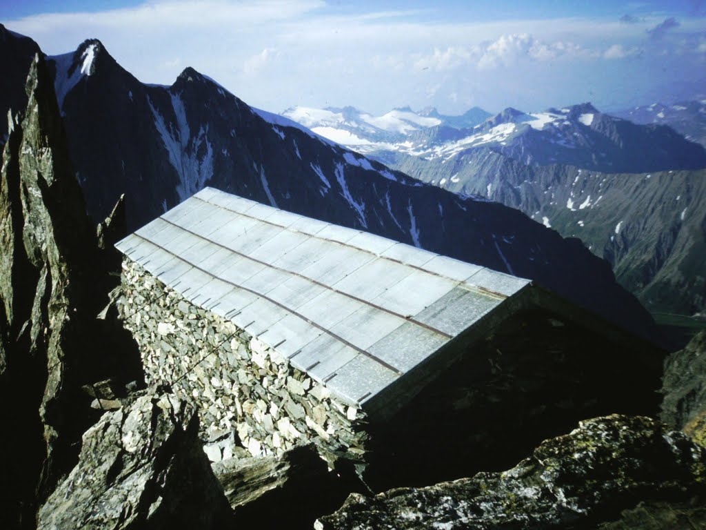 Refuge Quintino Sella 3363 m by vincent Bouchet