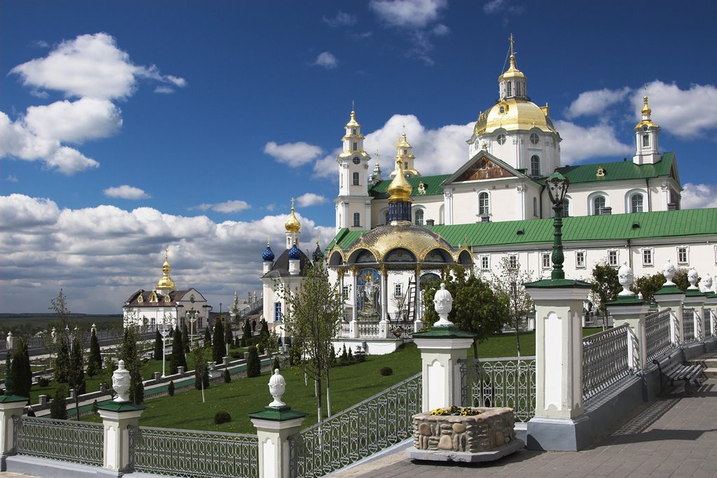 Pochaevo-Uspenskaya lavra by avkozak