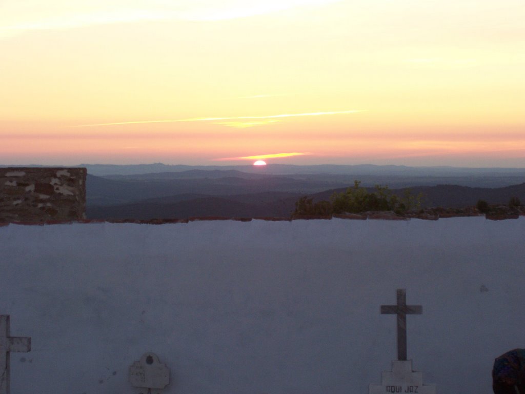 Pôr do sol na planície do cemitério by Luís Seixas