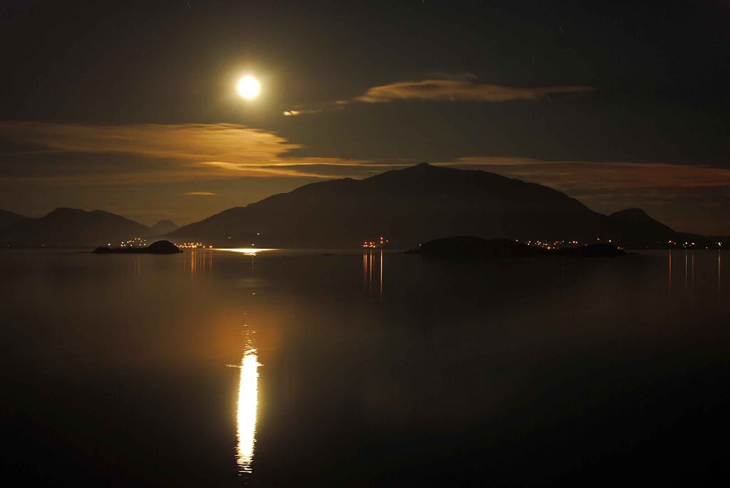 Lune et mer d'huile sur le Mont Dore depuis les canons de Ouémo by lilian-alizert