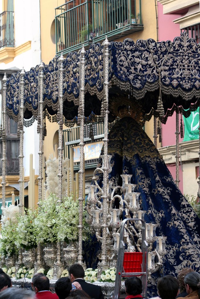 Costero izquierdo y trasera del paso de la Hiniesta por calle Feria. by Joaquín Gómez