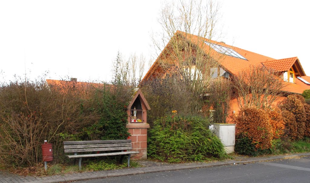 Kleines Marien-Bildhäuschen in der Sonnenstraße by lebola