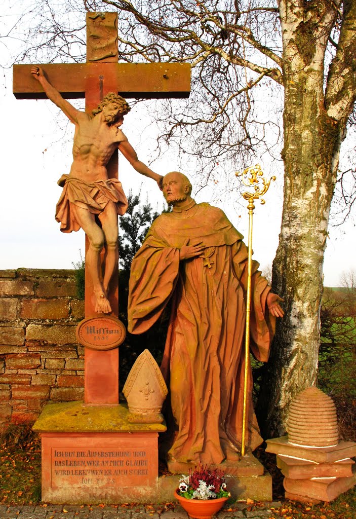 Jesus am Kreuz und der Heilige Bernhard (Friedhof Dörlesberg) by lebola