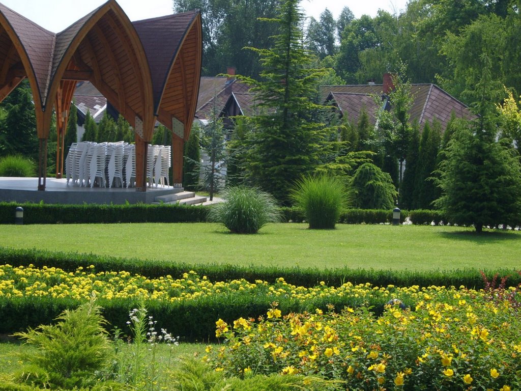 Fürdő elötti park, zenepavilonnal. by Gyula Kis