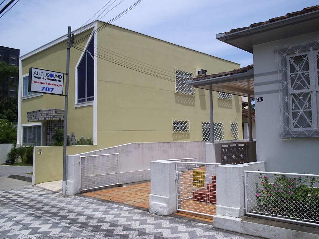 Casa de linhas tradicionais de época inicial do desenvolvimento do município de Itajaí , hj sede da instaladora de som automotivo AUTOSOUND! by Ivan Oliveira