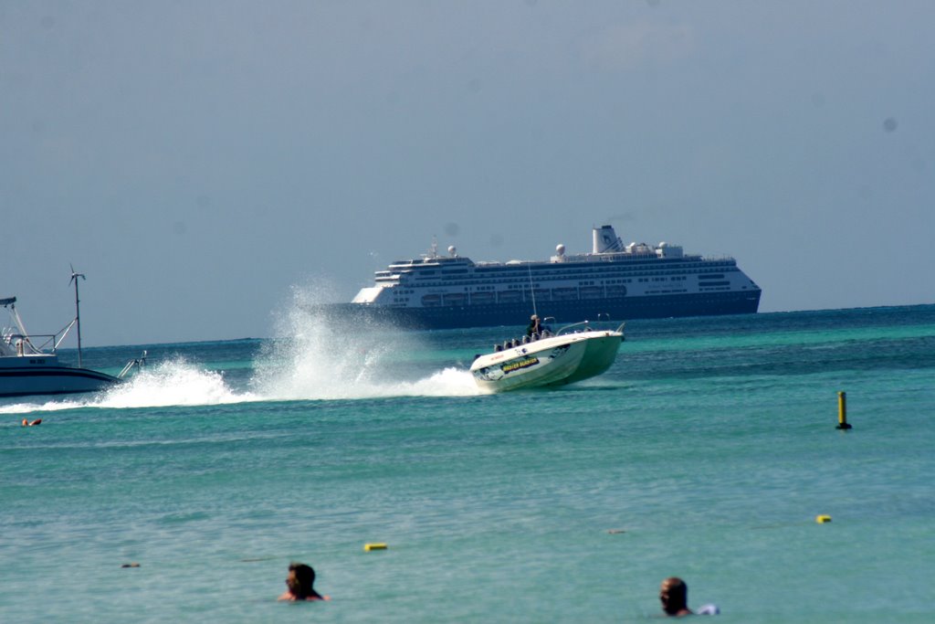 Cruise Boat from Palm Beach by roydyl