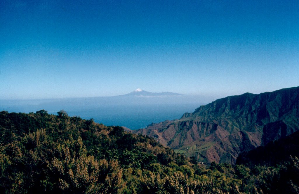 El Teide desde el Alto de Garajonay. Gomera. Is. Canarias (Spain). En.-85. by Carmelo López