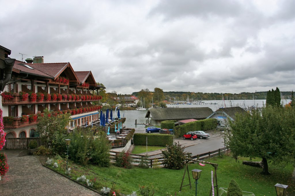 SEEBRUCK - Hotel Wassermann - Das ist ein Blütenpracht an den Balkonen ! . . . und drinnen eine Pracht an Torten . . . by ReinhardKlenke