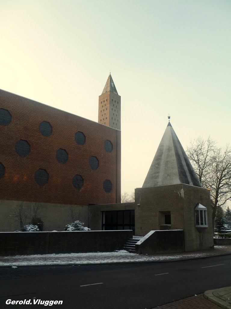 Kerk niet ver van het kerkhof. 2012 by Gerold Vluggen