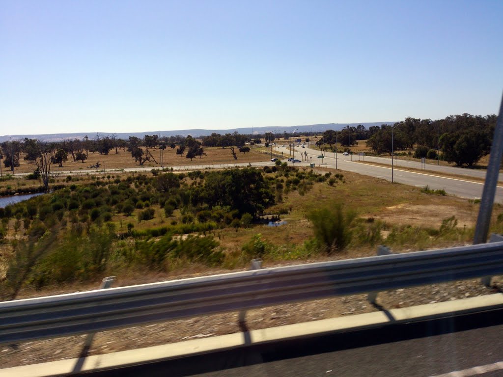 Along Kwinana Freeway near Ravenswood by kimloon