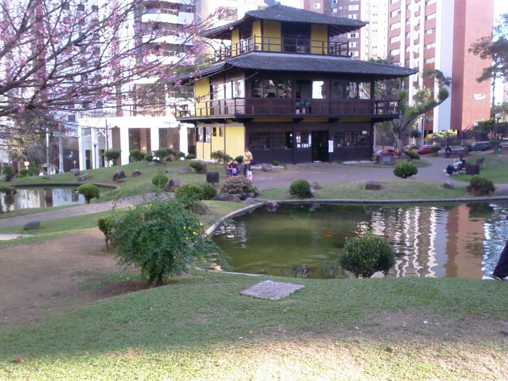 Praça do Japão, pagode by Ezio Angulski Filho