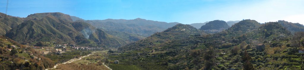 La valle tra Monforte San Giorgio e Roccavaldina. Messina by Nicola e Pina in Sicilia