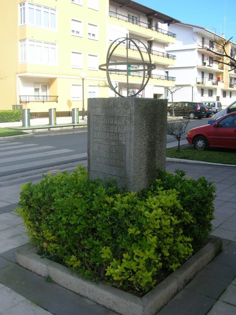 Monumento a Valenciaga by 4LF