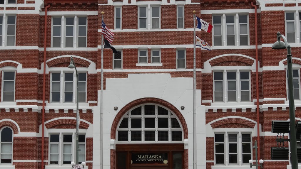 Mahaska County Courthouse, Oskaloosa, IA by chfstew