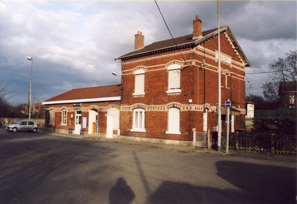 GARE D'AVION by Frédéric Adant