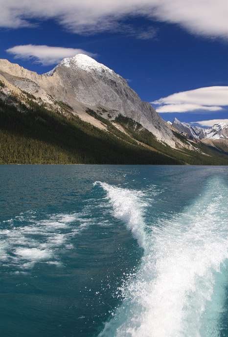 Maligne Lake by Frank Merfort